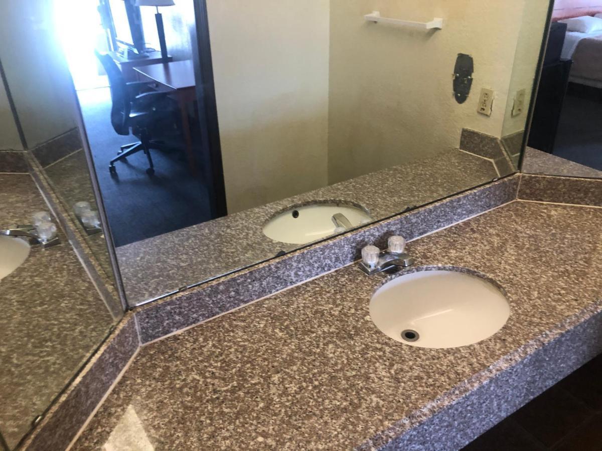 Airport Inn And Suites Талса Екстер'єр фото