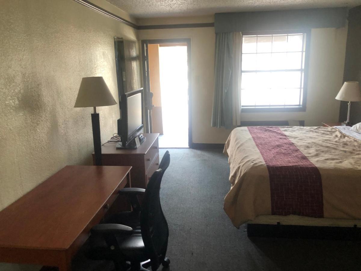 Airport Inn And Suites Талса Екстер'єр фото